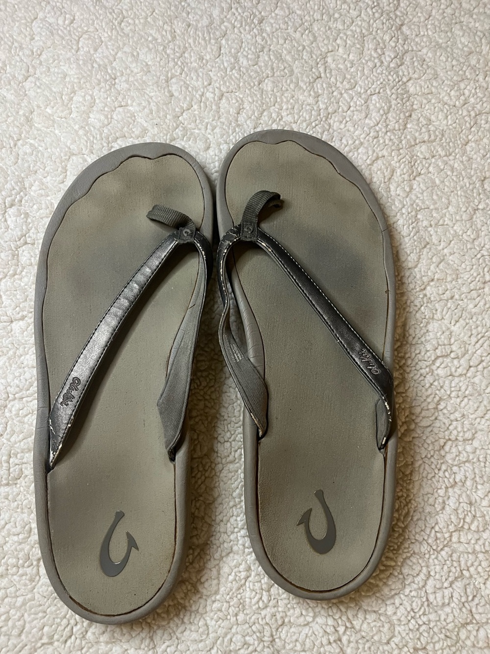 OluKai Ohana Silver Metallic Flip Flop Sandals Women’s Size 8 Comfort Beach